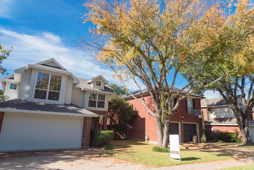 Home,In,Suburban,Dallas-fort,Worth,With,Empty,House,For,Sale
