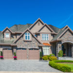 Custom,Built,Luxury,House,With,Nicely,Trimmed,Front,Yard,,Lawn