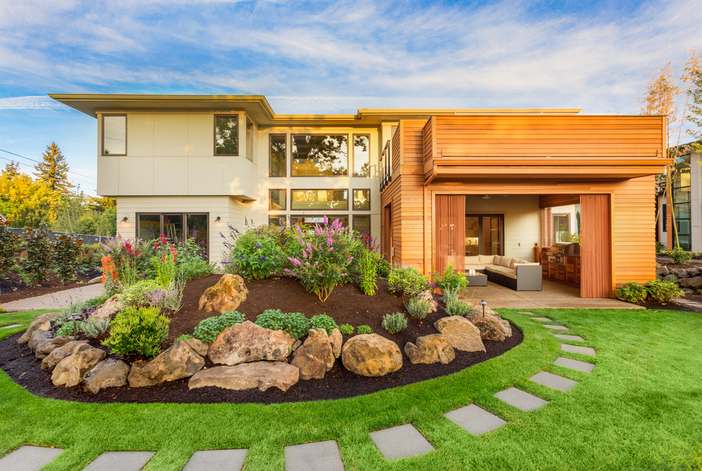 Beautiful,Luxury,Home,Exterior,With,Balcony,And,Green,Grass,On